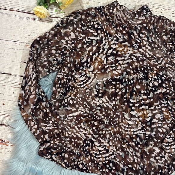 BELLA DAHL MOCK NECK BUTTON BACK TOP - BRUSHED FEATHER PRINT - Picture 6 of 8